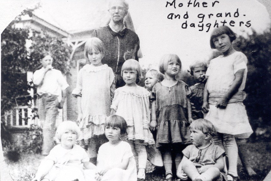 Margaret Muir And Granddaughters