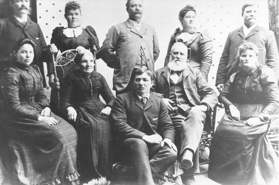 Margaret Muir Left Front,jane Robb And William S. Muir With Children