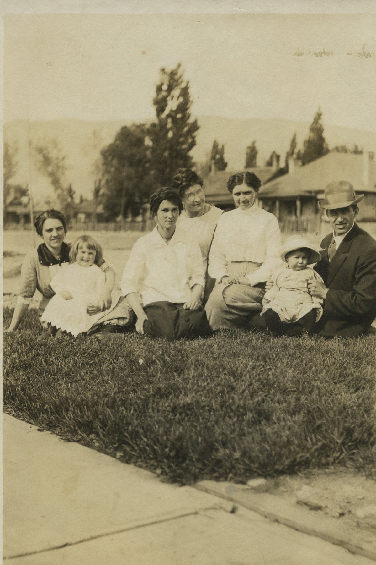 Edith Hatch Elkins Holding Mary,jean Hatch Albrand,lottie,lizzie,frank S Holding William 1913