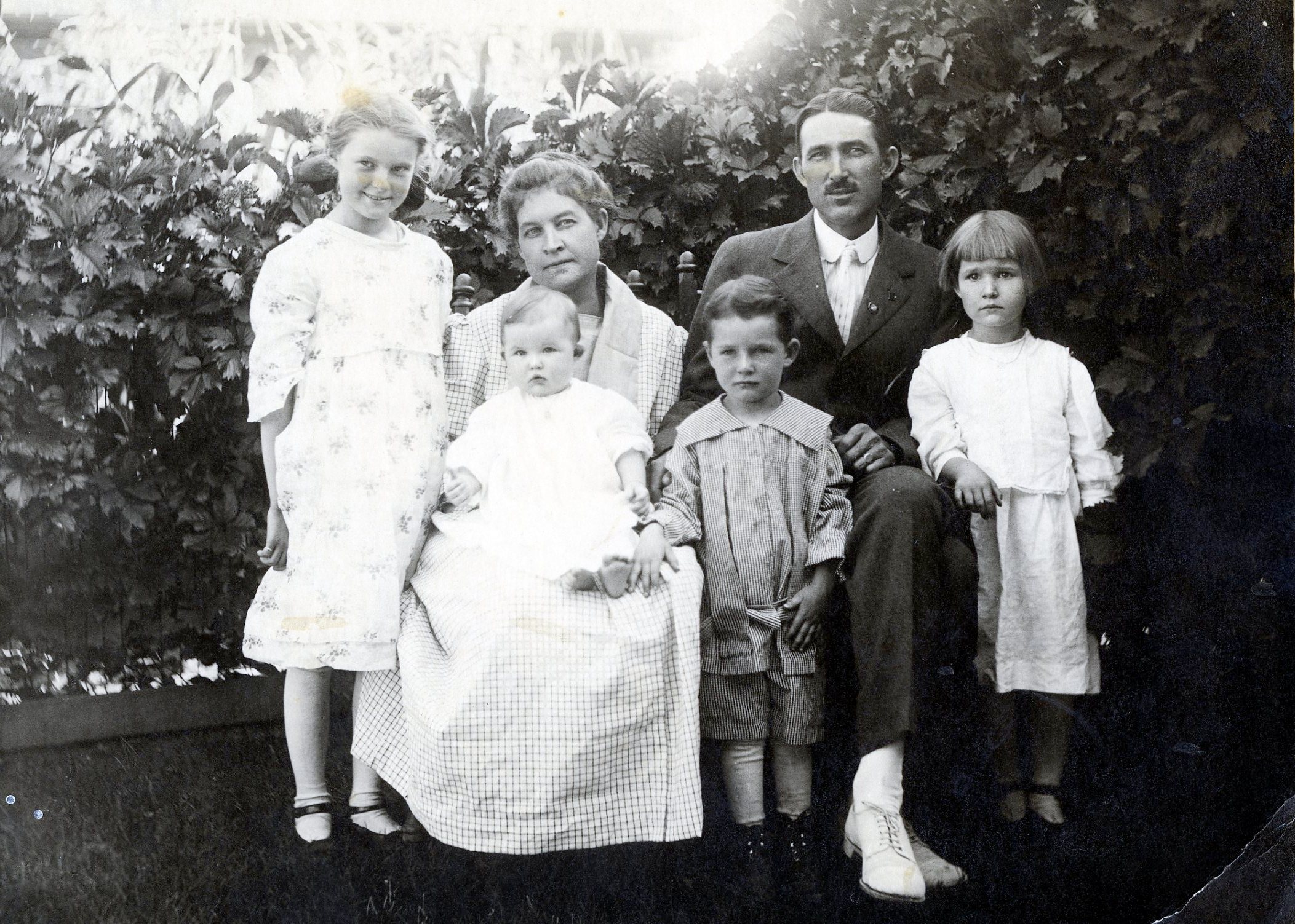 Mary,lottie,charlotte On Lap,frank C,frank S And Anna 1917 I