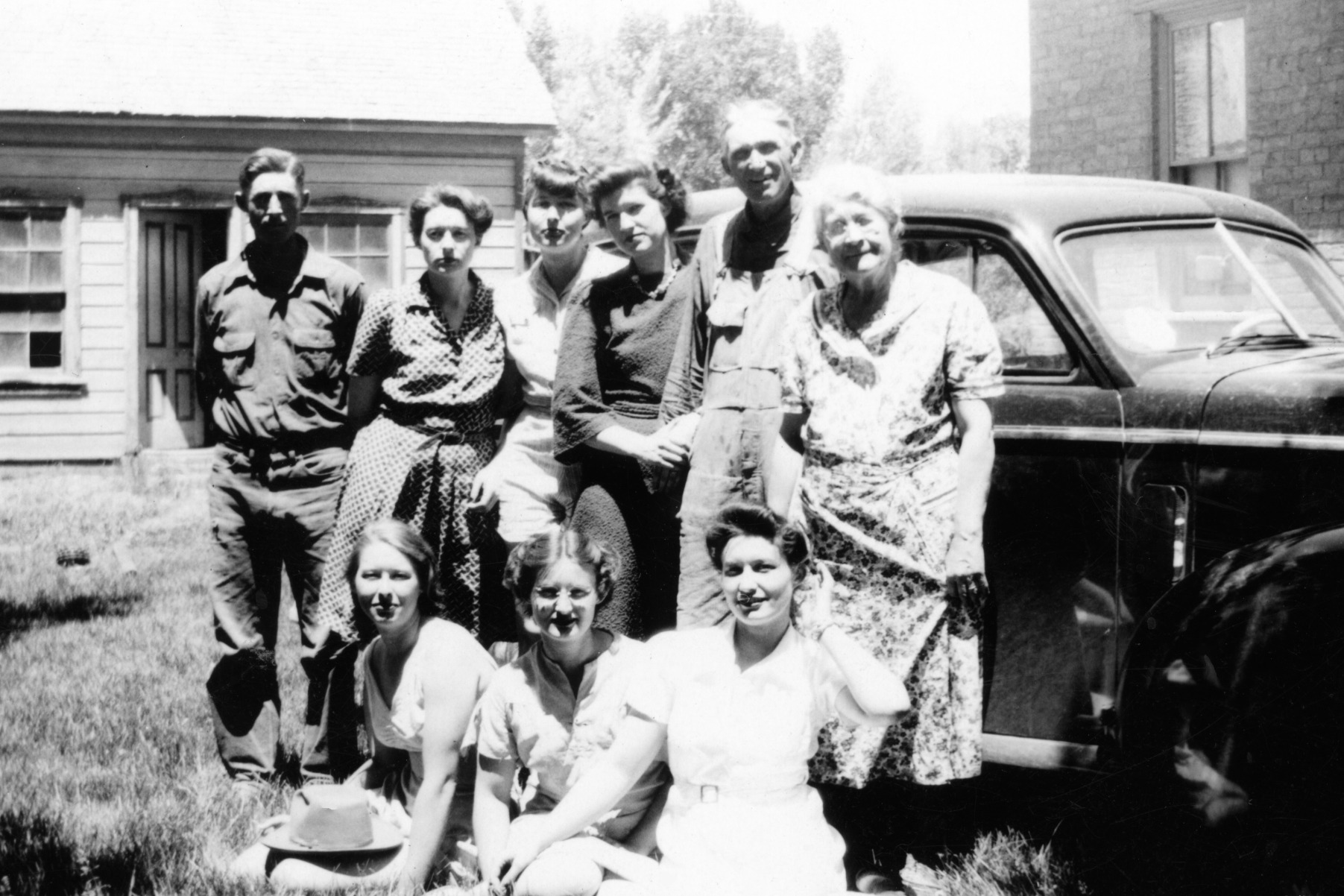 Standing Lto R, William,mary,dont Know,anna,frank S And Lottie,sitting  Johnette,alice,charlote 1942